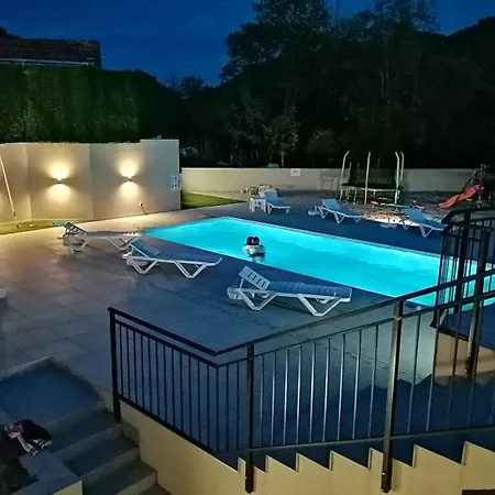 5226-1 For 7 Pers In *