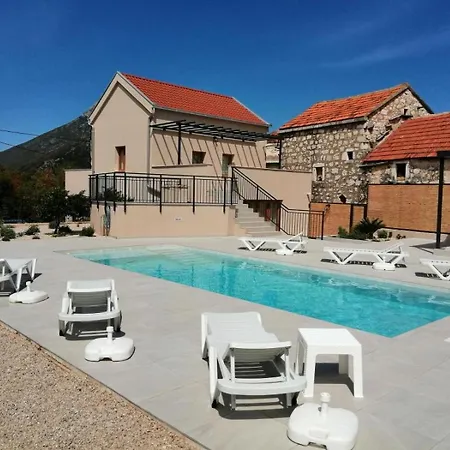 5226-1 For 7 Pers In *