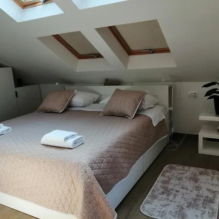 5226-1 For 7 Pers In *